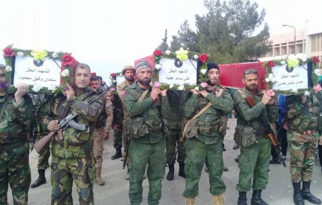 Με τιμές κηδεύτηκαν 10 Ελληνορθόδοξοι Σύροι παραστρατιωτικοί που σκοτώθηκαν από αμερικανικά αεροπλάνα