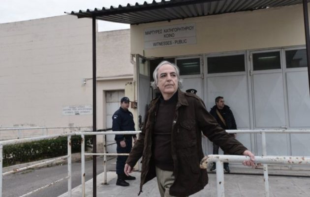 Βγήκε από τη φυλακή ο Δημήτρης Κουφοντίνας (φωτο)