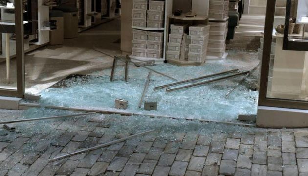 Κουκουλοφόροι έσπασαν τζαμαρίες στην Ερμού και ύστερα «χάθηκαν»