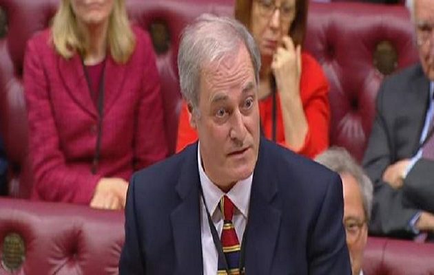 Βρετανός υφυπουργός παραιτήθηκε επειδή άργησε να πάει σε επερώτηση