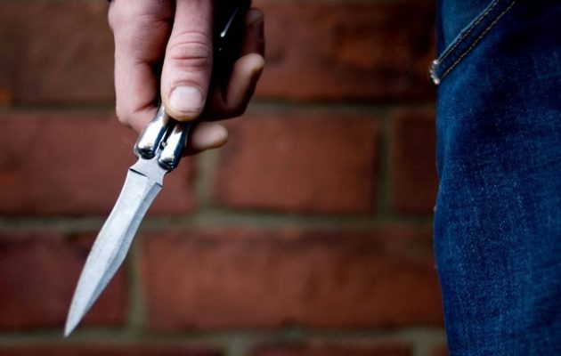 19χρονος εισέβαλε σε σχολείο στην Αθήνα με σφυρί και μαχαίρι – Τραυμάτισε τον διευθυντή και έναν μαθητή