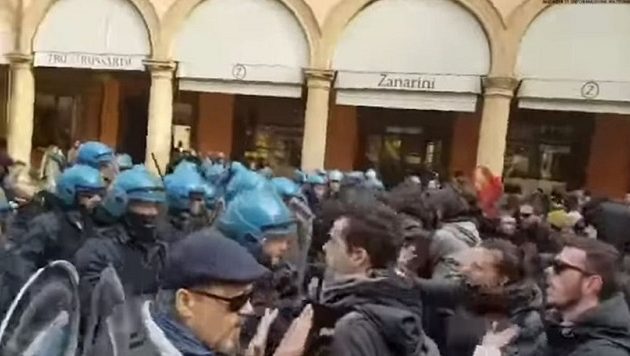 Πέντε τραυματίες σε συμπλοκή αστυνομικών-ακροαριστερών στη Μπολόνια