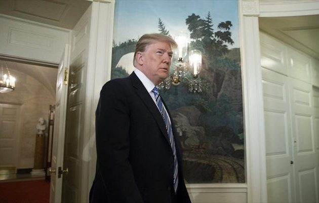 Σοκ στο Λευκό Οίκο: O Τραμπ βλέπει την δημοτικότητά του να πέφτει στα… πατώματα