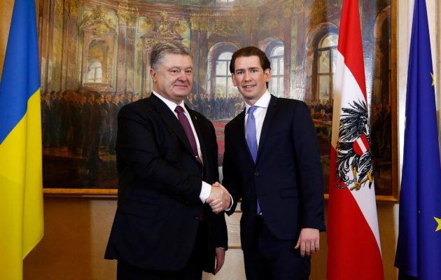 Την ανάπτυξη κυανόκρανων στην Ουκρανία συζήτησε στην Αυστρία ο Ποροσένκο