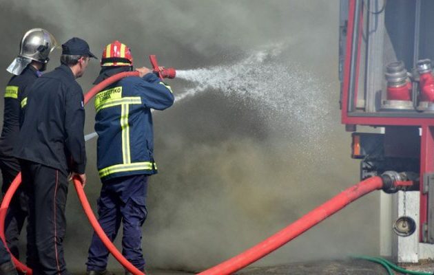 Νεκρός ένας άνδρας στην πυρκαγιά στις εργατικές κατοικίες στο Περιστέρι