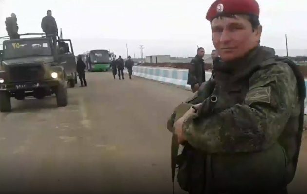 Υπό την προστασία Ρώσων στρατονόμων εισέρχονται οι Σύροι στην Εφρίν για να πολεμήσουν τους Τούρκους
