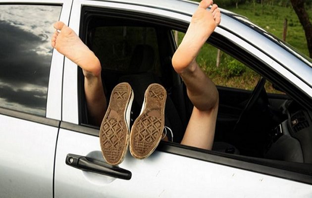 Πέθαναν γιατί άναψαν τη μηχανή αυτοκινήτου για να ζεσταθούν ενώ το “έκαναν”