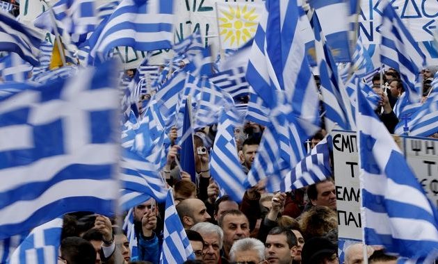 Πώς τα “ορφανά” των “Παραιτηθείτε” και ο Άδωνις ψάχνουν… αγανακτισμένους στα Σκόπια