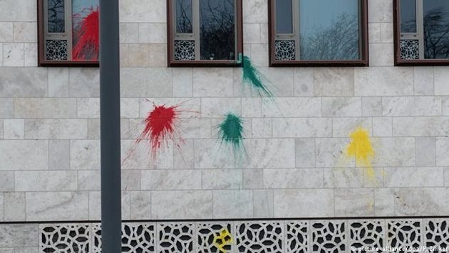 Πέταξαν μπογιές και καπνογόνα στην τουρκική πρεσβεία στο Βερολίνο