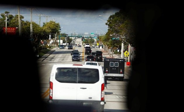 Oδηγός βαν της αυτοκινητοπομπής του Τραμπ συνελήφθη γιατί είχε όπλο στο σάκο του