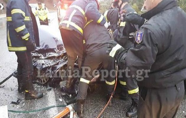 Φονικό τροχαίο στην Αθηνών-Λαμίας – Αυτοκίνητο «καρφώθηκε» σε νταλίκα