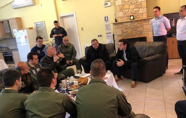 Στη Σκύρο με τους πιλότους της 135ης Σμηναρχίας Μάχης ο Αλέξης Τσίπρας