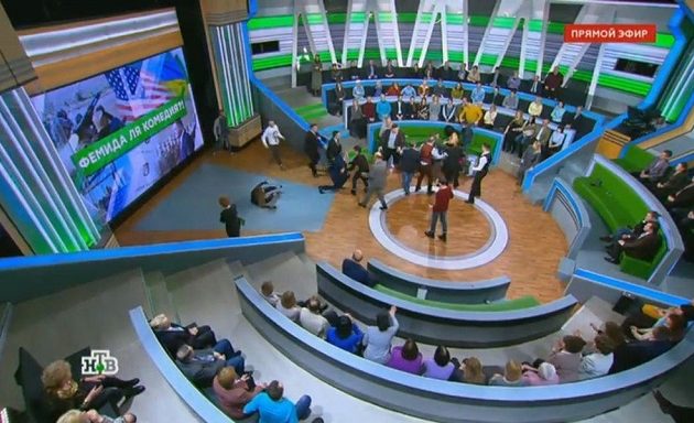 Παρουσιαστής πλακώθηκε με Ουκρανό πολιτικό αναλυτή στον «αέρα» εκπομπής (βίντεο)