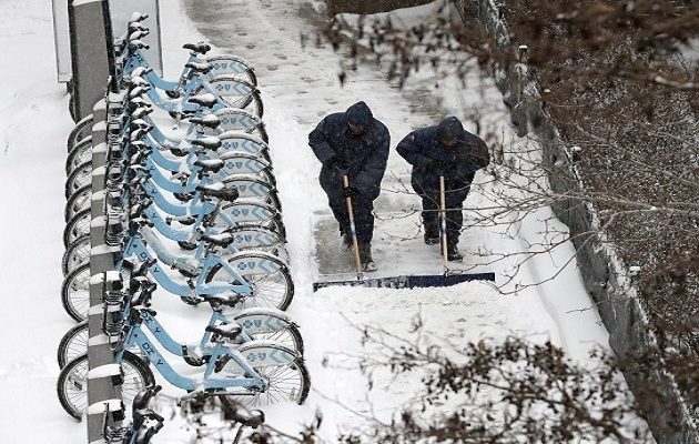 Σφοδρή χιονοθύελλα στις ΗΠΑ – Έκλεισαν σχολεία και ακυρώθηκαν χιλιάδες πτήσεις (φωτο)