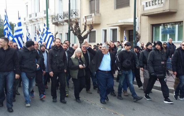 Οι Χρυσαυγίτες θέλουν «αίμα» – Επιτίθενται στους αναρχικούς ενώ στο Σύνταγμα υπάρχουν γυναικόπαιδα