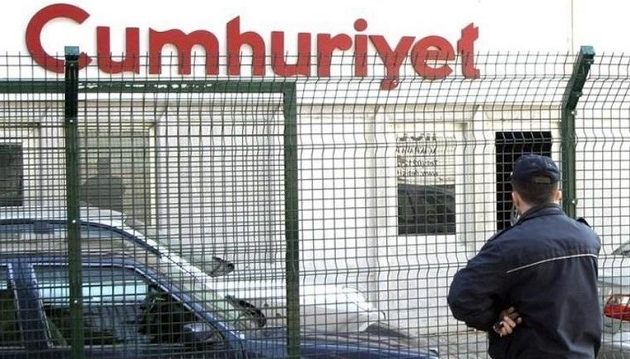 Φυλάκιση μέχρι 15 χρόνια σε 13 στελέχη της Cumhuriyet για το τουρκικό πραξικόπημα