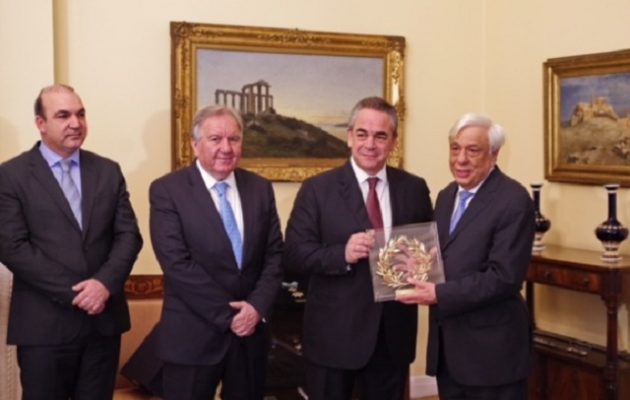 Ο Προκόπης Παυλόπουλος εκθειάζει τον ρόλο των Επιμελητηρίων