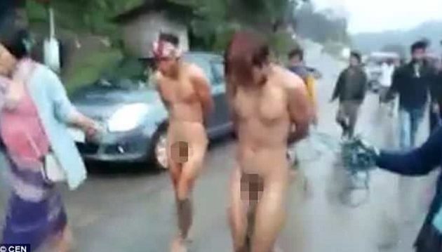 Λίντσαραν και διαπόμπευσαν γυμνούς δύο βιαστές στην Ινδία (βίντεο)