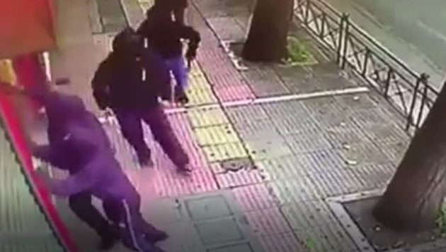 Βίντεο από την επίθεση κουκουλοφόρων σε καταστήματα της Πατησίων