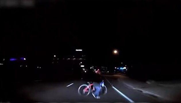 Βίντεο-σοκ: Tο ταξί στην Αριζόνα που οδηγούσε μόνο του δεν “είδε” καθόλου την άτυχη γυναίκα (βίντεο)
