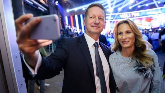 Σλοβένος πολιτικός “στριμώχθηκε” από δημοσιογράφο και άρχισε να μιλά για το… στήθος της