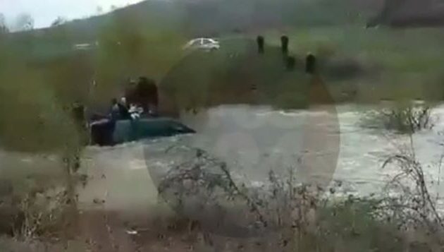 Αυτοκίνητο με 19 παράνομους μετανάστες έπεσε στον Έβρο (βίντεο)