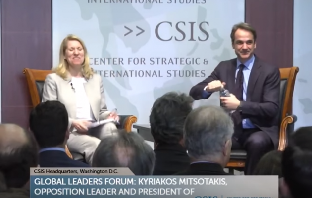 Ρεσιτάλ υποκρισίας Μητσοτάκη: Στις ΗΠΑ ντύνεται… Τσίπρας για τα εθνικά