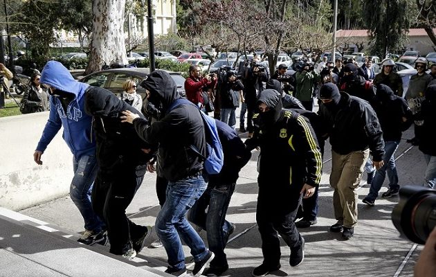 Για εγκληματική οργάνωση διώκονται 7 νεοναζί από τους συλληφθέντες – Αρνείται τα πάντα ο γνωστός δικηγόρος