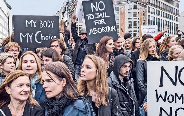 Ιστορικό δημοψήφισμα για την νομιμοποίηση των αμβλώσεων στην Ιρλανδία