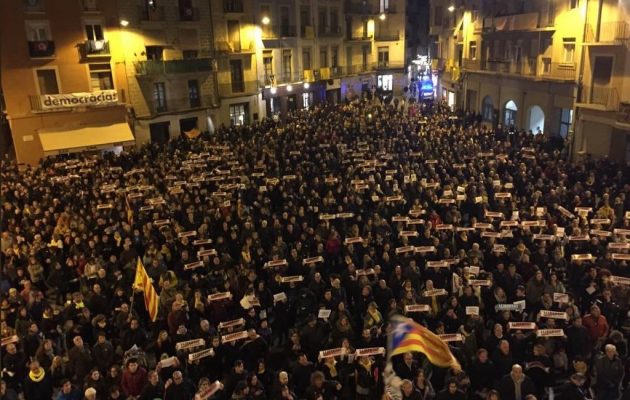 Χιλιάδες διαδήλωσαν στη Βαρκελώνη κατά της σύλληψης του Πουτζδεμόν στη Γερμανία
