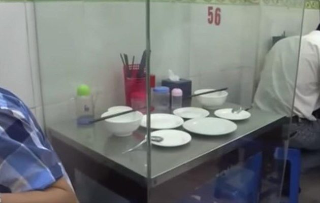 Γιατί έχει μετατραπεί σε… “ατραξιόν” στο Βιετνάμ ένα τραπέζι εστιατορίου (φωτο)