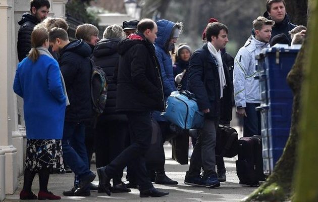 Οι 23 Ρώσοι διπλωμάτες τα μαζεύουν και φεύγουν από Λονδίνο