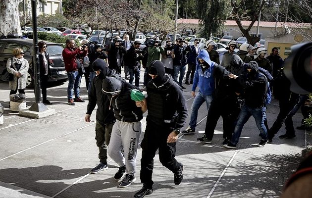 Σβάστικες, μαχαίρια και γκαζάκια βρέθηκαν στις γιάφκες των νεοναζί της “Compat 18”  (φωτο)