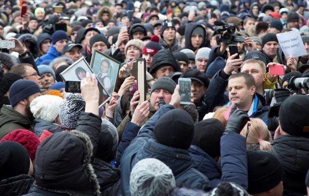 2.000 Ρώσοι διαδήλωσαν κατά Πούτιν για τη πυρκαγιά με τους 64 νεκρούς στο Κεμέροβο