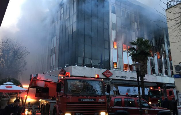 Λάρισα: Υπό μερικό έλεγχο η πυρκαγιά στο κτίριο της Β’ ΔΟΥ