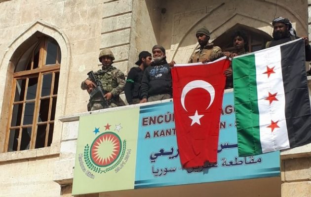 Οι Τούρκοι πήραν δίχως μάχη την Εφρίν – Κούρδοι αντάρτες και άμαχοι εκκένωσαν την πόλη