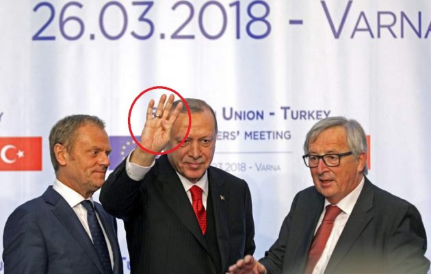 Ο Ερντογάν έκανε τον χαιρετισμό της Μουσουλμανικής Αδελφότητας ανάμεσα σε Γιούνκερ και Τουσκ