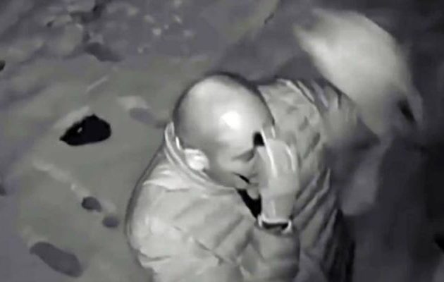 Επικό: Κάνει το σταυρό του και μετά μπουκάρει και “ξαφρίζει” μαγαζί (βίντεο)