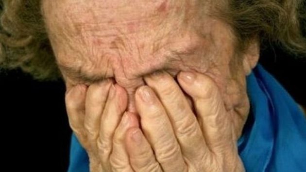 16χρονος πλάκωσε στο ξύλο 92χρονη για ένα ηλεκτρικό σίδερο και μία ομπρέλα