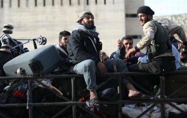 Τζιχαντιστές της Αλ Κάιντα με τις οικογένειές τους εκκένωσαν νότια συνοικία της Δαμασκού