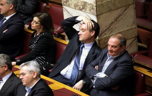 “Πάγωσε” ο Άδωνις στη συνάντηση με Καραμανλή