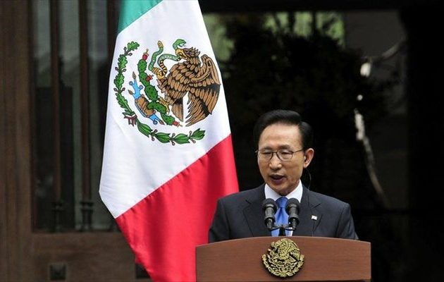 Ο πρώην πρόεδρος της Νότιας Κορέας Λι Μιουνγκ Μπακ καταθέτει για τα περί δωροδοκίας