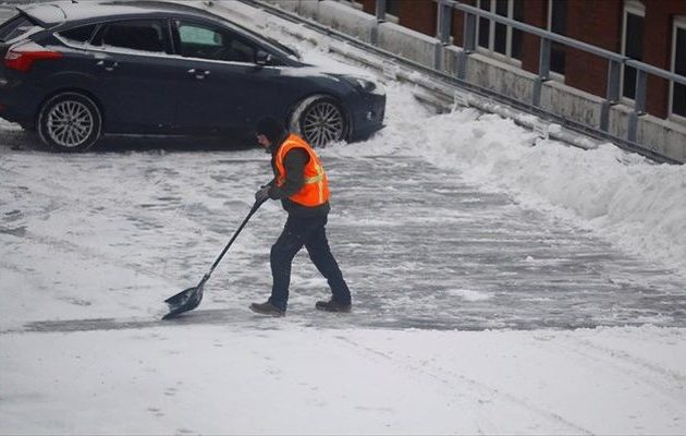 Οι χιονοθύελλες έφεραν μπλακάουτ στην Ιρλανδία και το στρατό στη Βρετανία