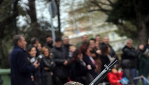 Πιτσιρικάς έκανε παρέλαση με στρατιωτικά και ψεύτικο όπλο στην Αλεξανδρούπολη (βίντεο)