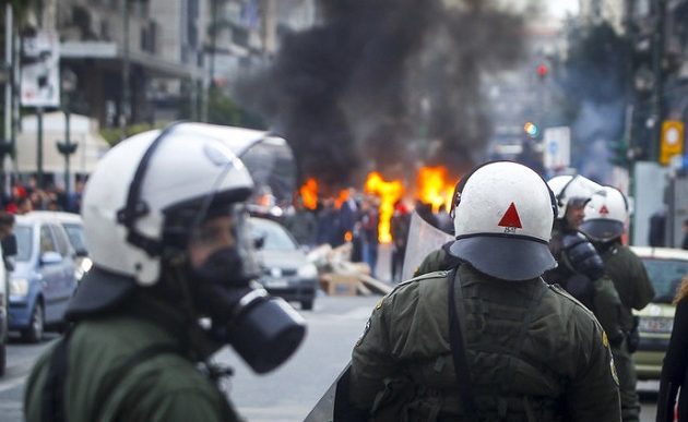 Επεισόδια με οπαδούς του Ολυμπιακού στον Πειραιά λίγο πριν την ομιλία Τσακαλώτου