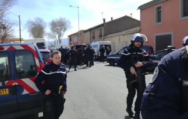 Νεκρός από αστυνομικά πυρά ο τζιχαντιστής που κρατούσε ομήρους σε σούπερ μάρκετ στη Γαλλία