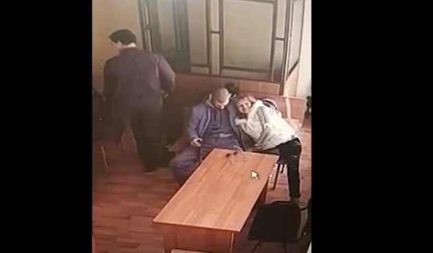 Aπίστευτο: Tου έκανε στοματικό μέσα στο δικαστήριο (βίντεο)