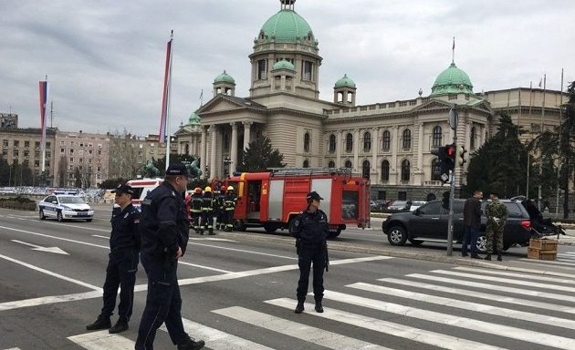 Άνδρας απειλεί να ανατιναχτεί έξω από το Κοινοβούλιο της Σερβίας (βίντεο)