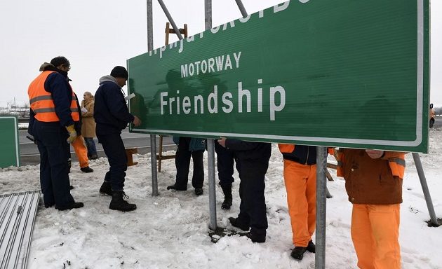 Στα Σκόπια τοποθετούνται οι νέες πινακίδες στον αυτοκινητόδρομο “Φιλία” (φωτο)