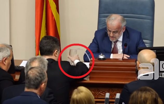 Τραμπουκισμοί στη σκοπιανή Βουλή: Ο Γκρουέφσκι μπουγέλωσε τον Πρόεδρο Ταλάτ Τζαφέρι (βίντεο)